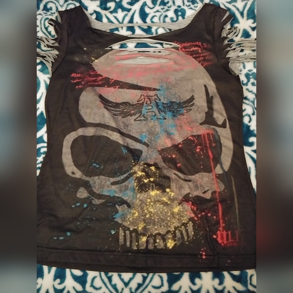No Descriptions. No Size. Looks like a Med. Multi Colored Skull.